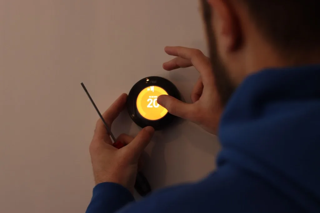 Smart thermostat display showing a weekly comfort schedule